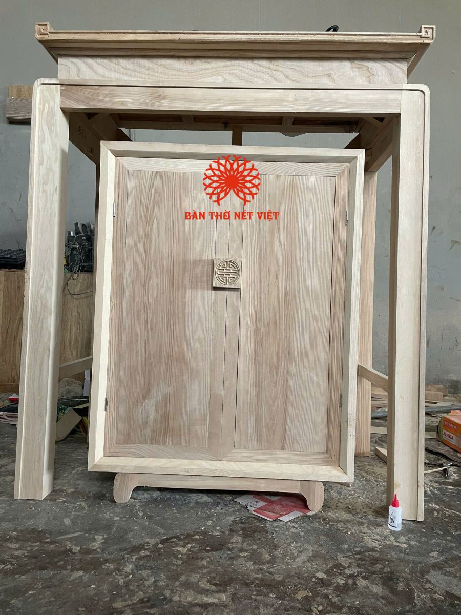 Mẫu bàn thờ đứng hiện đại tay nắm vàng BTĐ-30 gỗ sồi chưa sơn tại xưởng