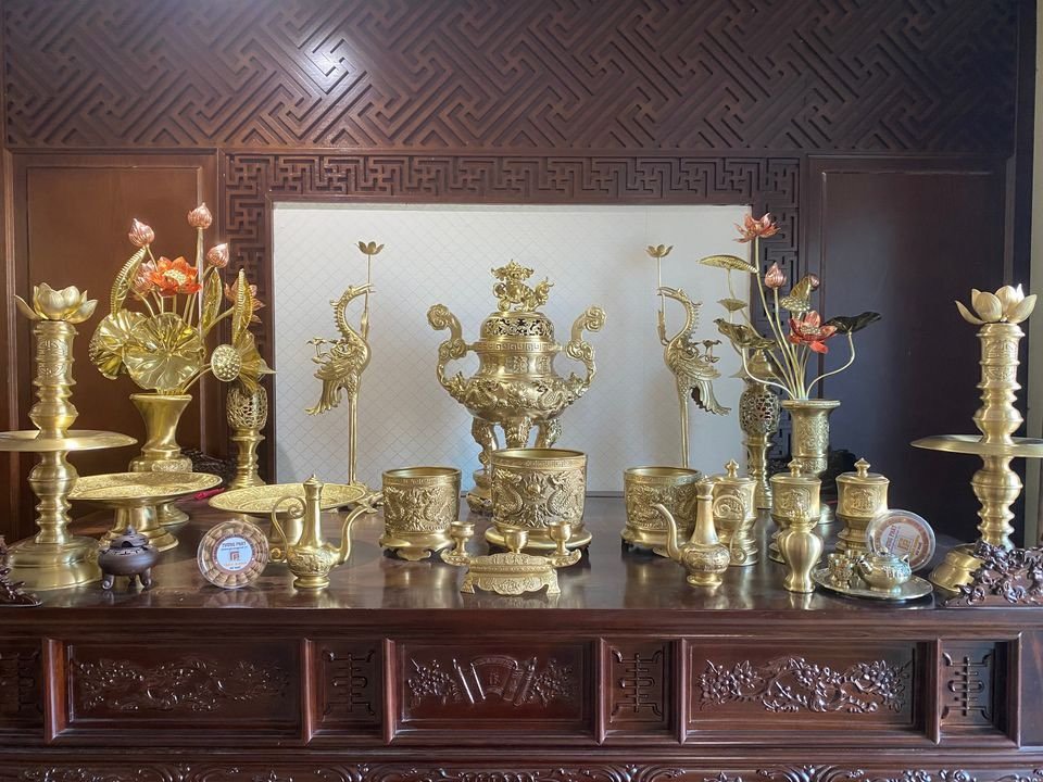 Bộ ngũ sự bằng đồng chuẩn phong thủy trên bàn thờ gia tiên Bàn Thờ Nét Việt