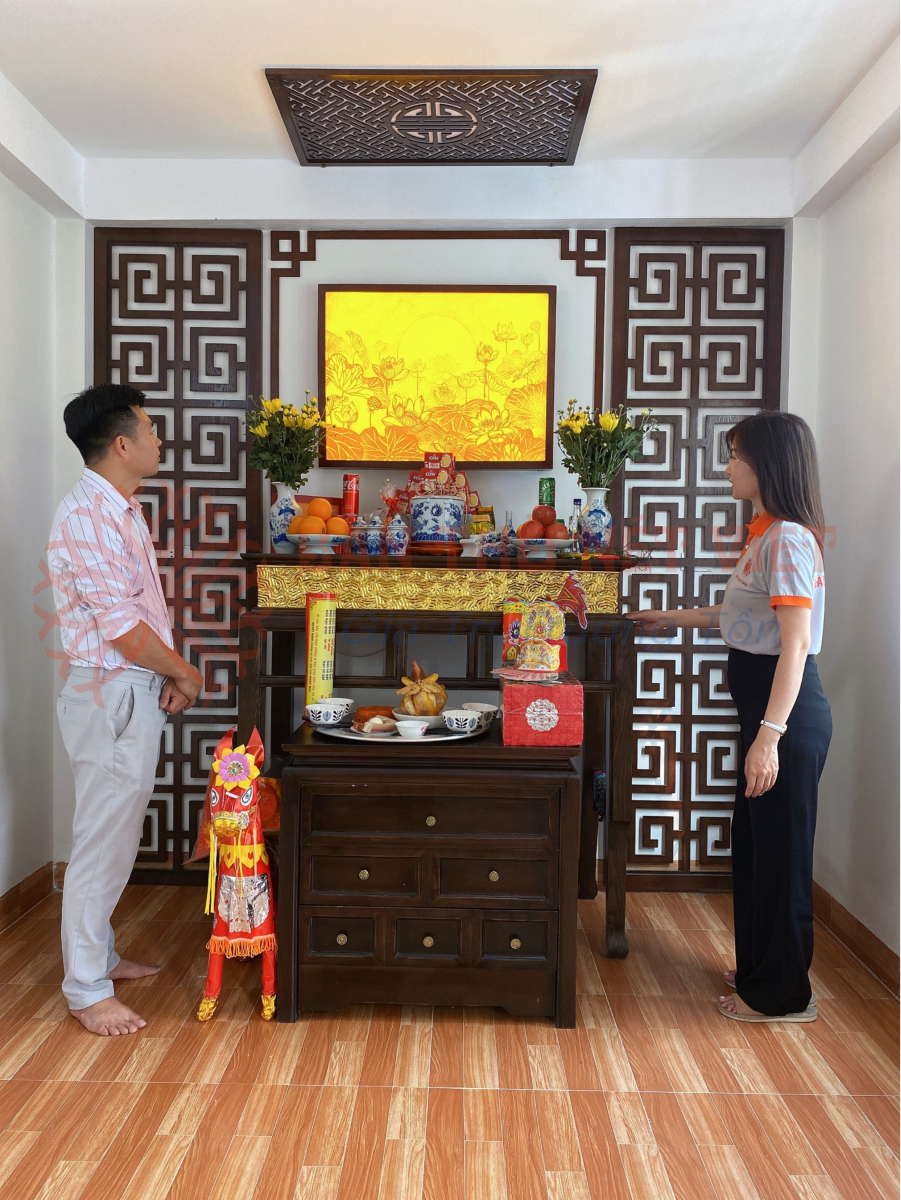 Mẫu bàn thờ đứng hiện đại BTD-23 gỗ sồi kết hợp vách ốp hậu và tranh trúc chỉ chữ nhật