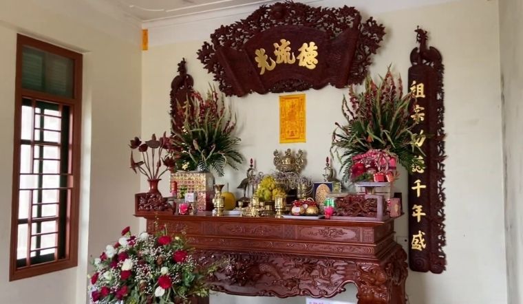 Tầm quan trọng của lọ hoa trên bàn thờ